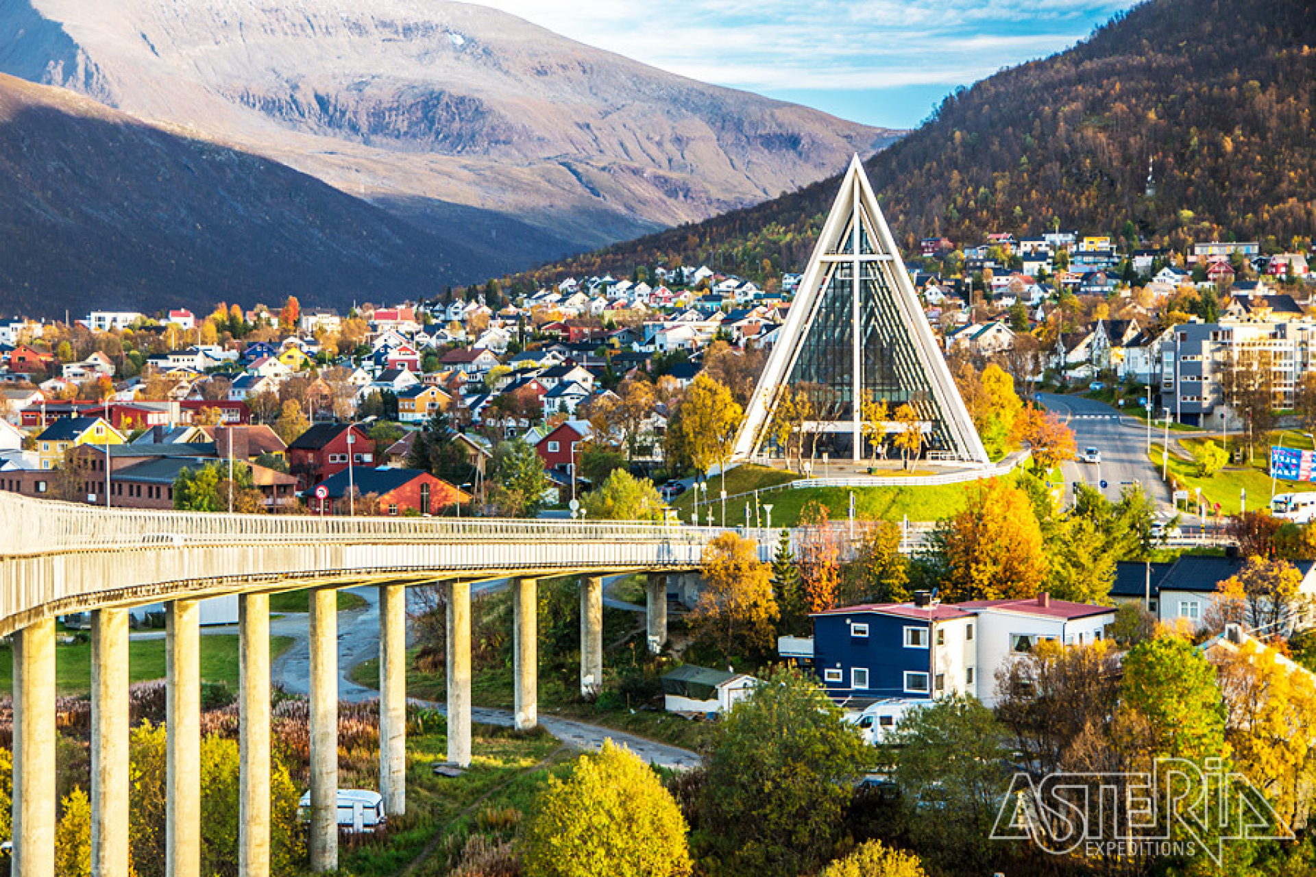 Tromsø met één van zijn landsmarks de Arctische Kathedraal