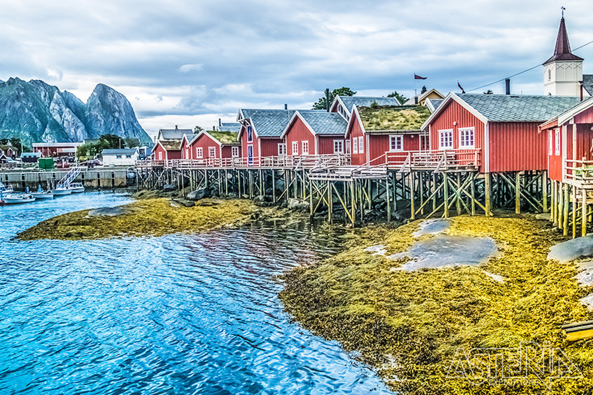 De Lofoten staan bekend om hun goede viswateren prachtige natuur en afgelegen karakteristieke vissersdorpjes