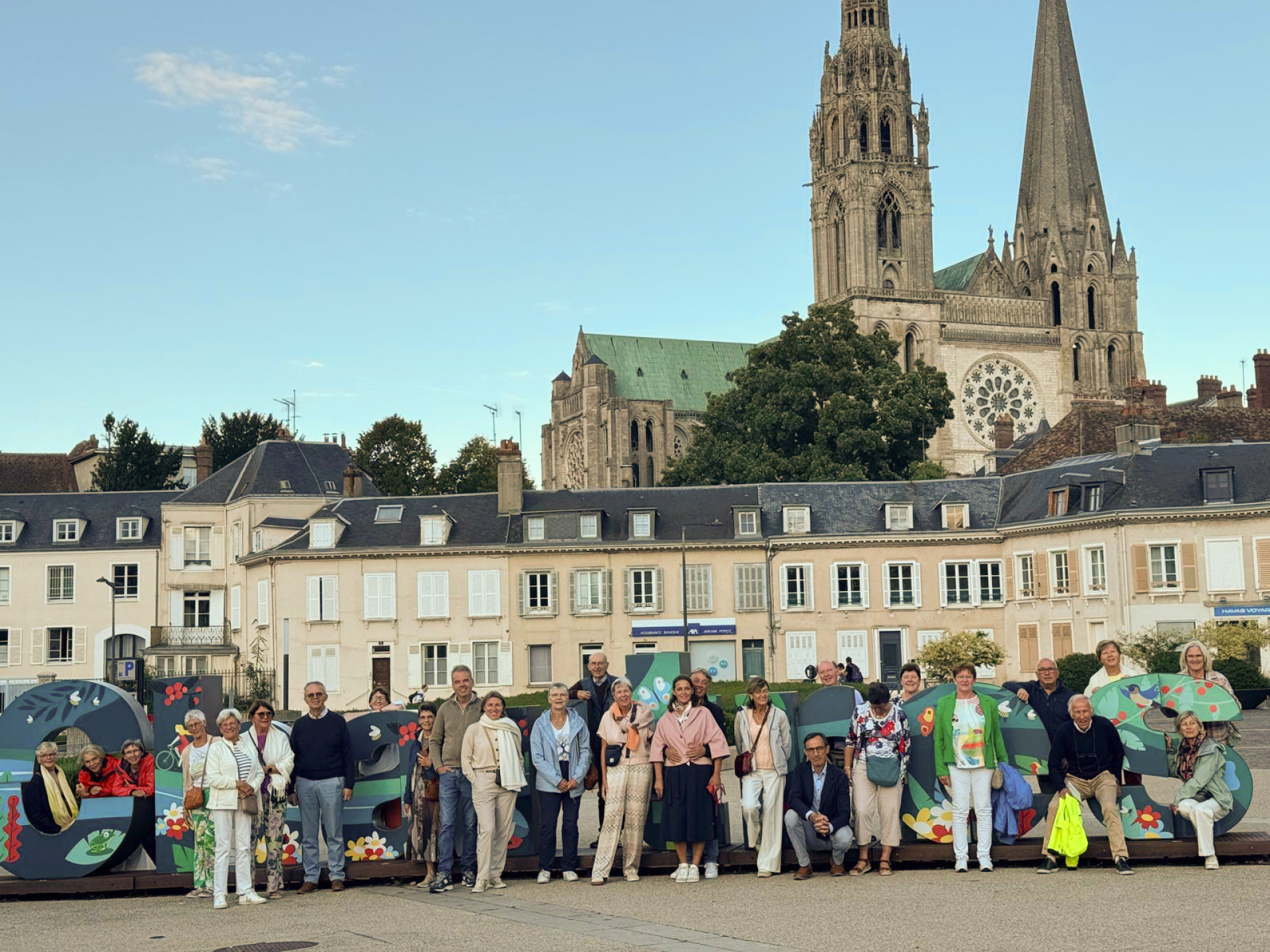 Markant Pelgrimstocht Parijs Chartres groepsfoto in Chartres